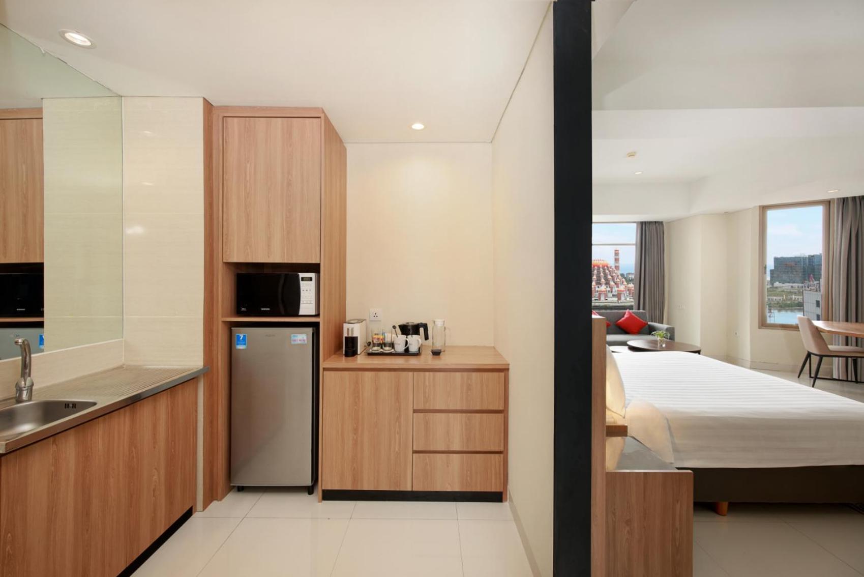 Aston Inn Pantai Losari Makassar Exterior photo