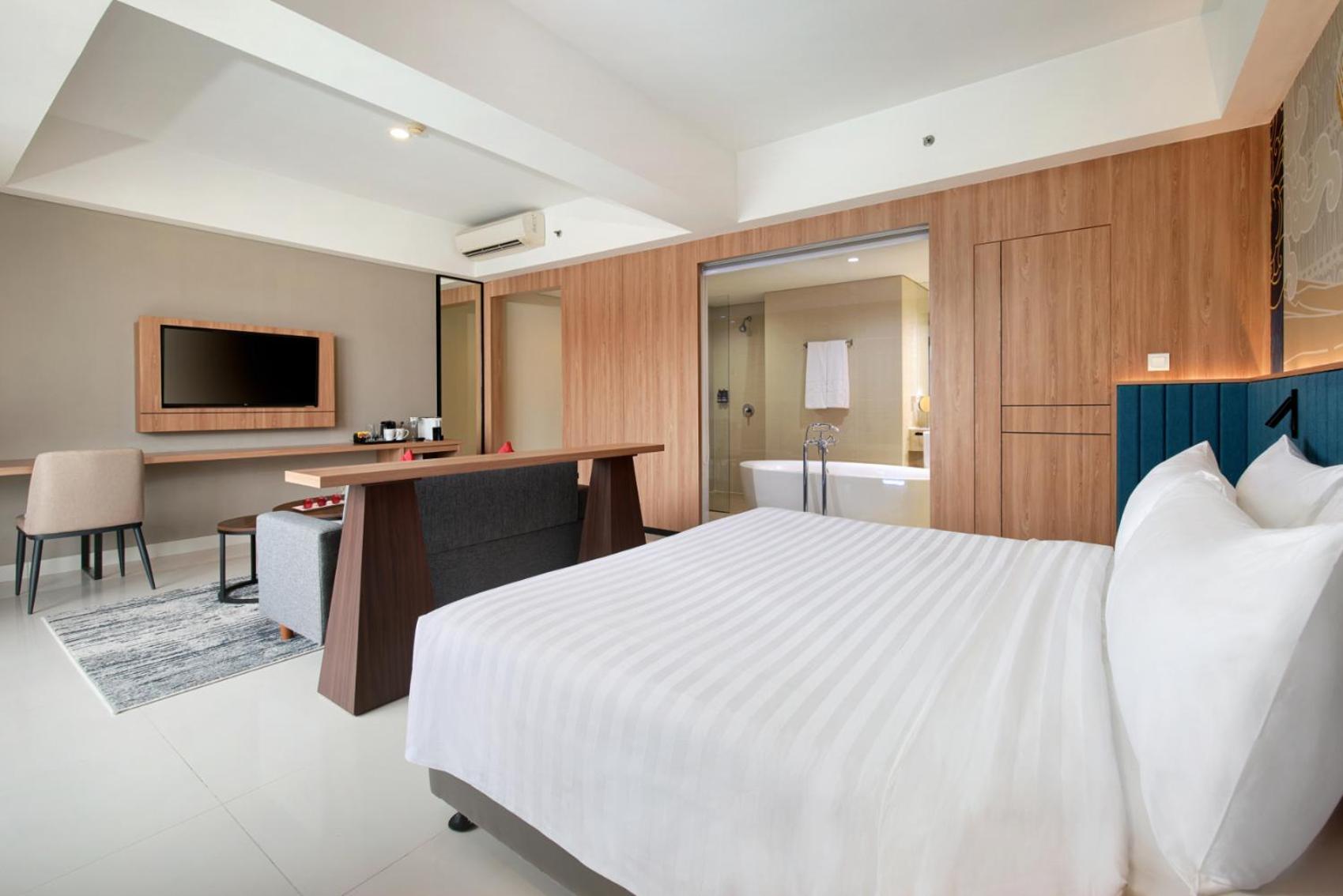 Aston Inn Pantai Losari Makassar Exterior photo