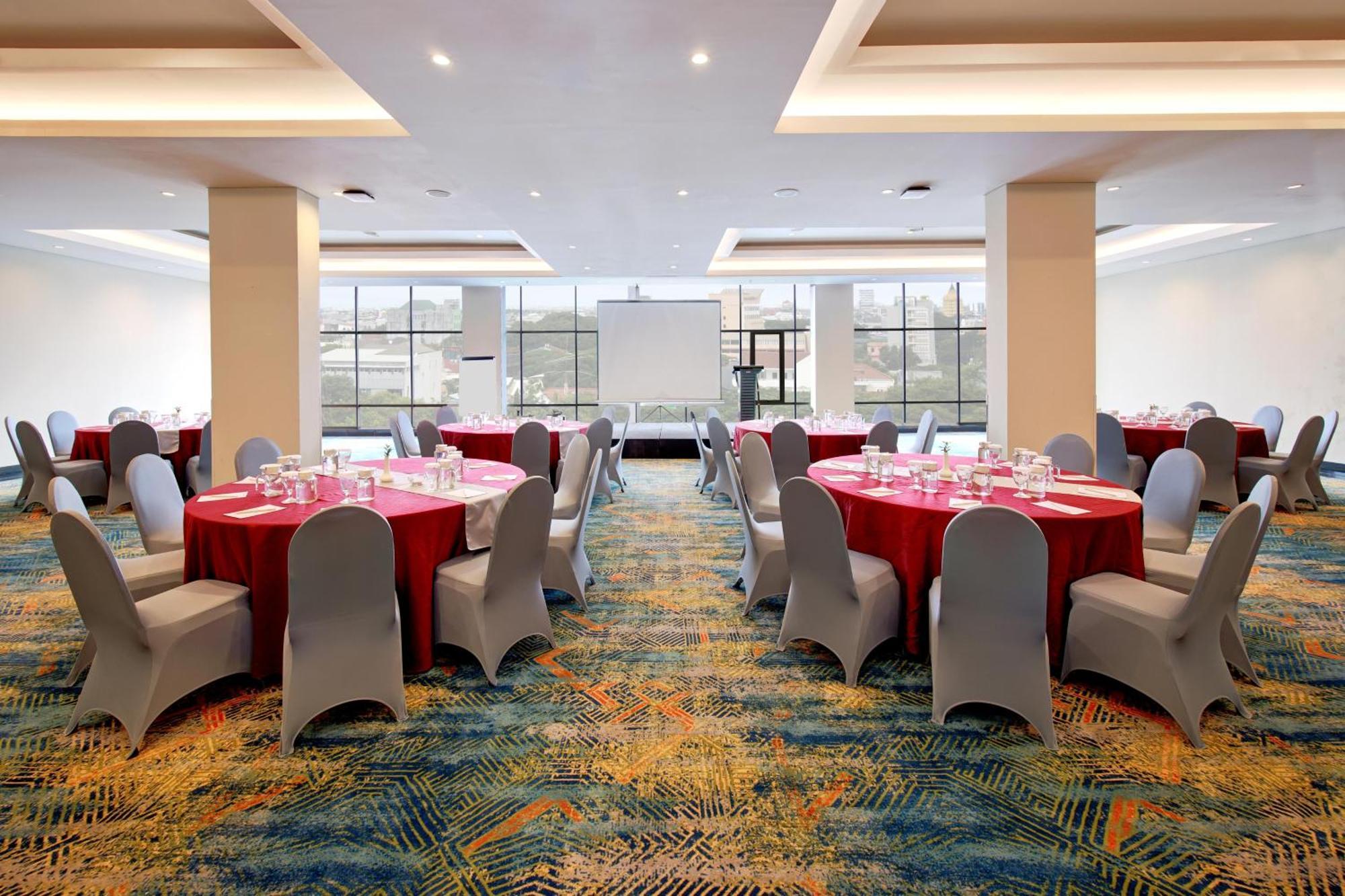 Aston Inn Pantai Losari Makassar Exterior photo