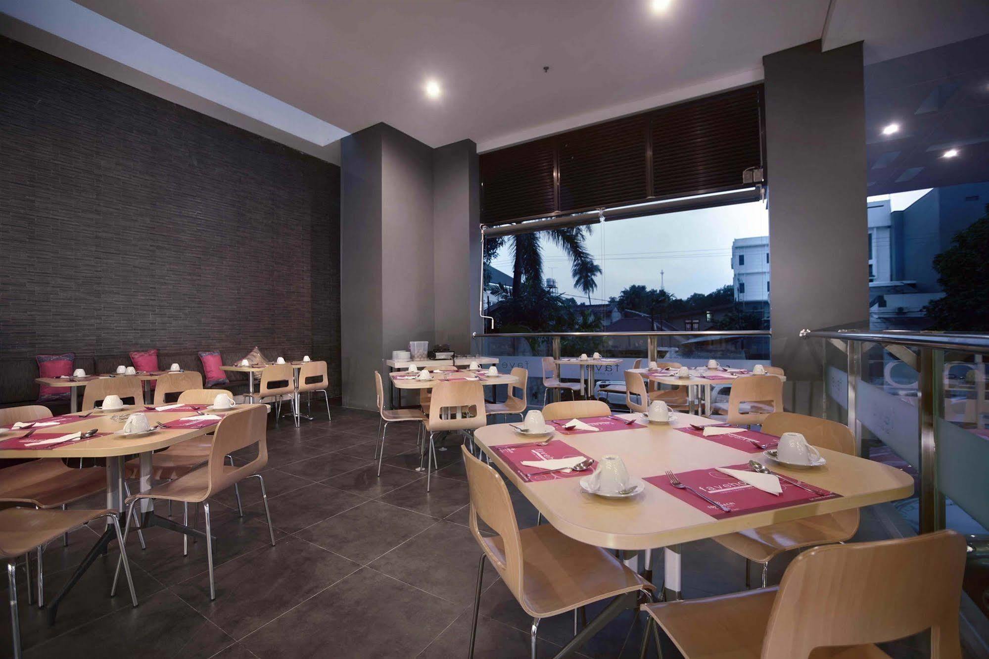 Aston Inn Pantai Losari Makassar Exterior photo
