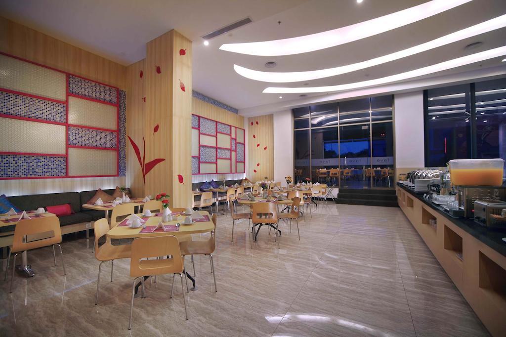 Aston Inn Pantai Losari Makassar Exterior photo